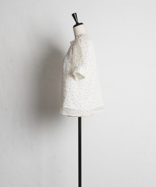 プチフリルネックパール釦フロッキードットブラウス（シャツ/ブラウス