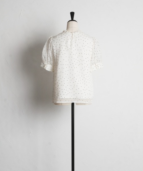 tocco closet（トッコ　クローゼット）の「プチフリルネックパール釦フロッキードットブラウス（シャツ/ブラウス・レディース・ブラック/アイボリー/ピンクベージュ/グレー系その他/ボルドー・M）」の12枚目の写真