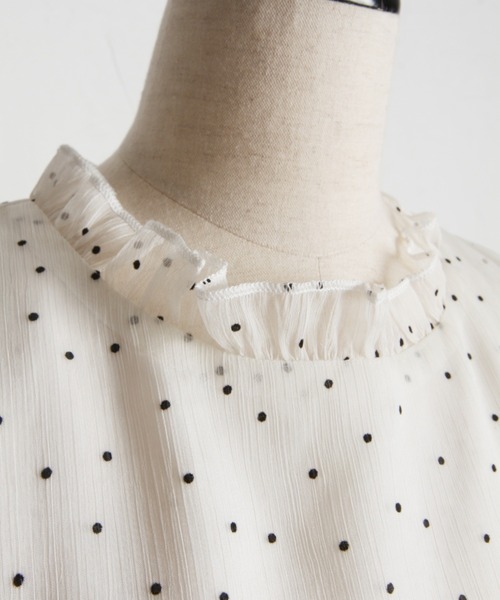 tocco closet（トッコ　クローゼット）の「プチフリルネックパール釦フロッキードットブラウス（シャツ/ブラウス・レディース・ブラック/アイボリー/ピンクベージュ/グレー系その他/ボルドー・M）」の15枚目の写真