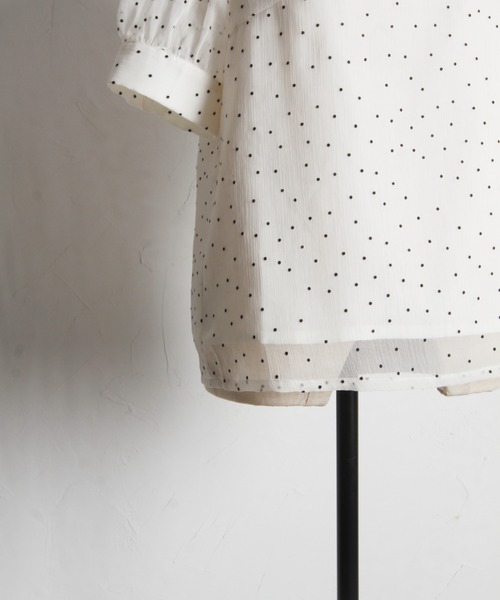 tocco closet（トッコ　クローゼット）の「プチフリルネックパール釦フロッキードットブラウス（シャツ/ブラウス・レディース・ブラック/アイボリー/ピンクベージュ/グレー系その他/ボルドー・M）」の17枚目の写真