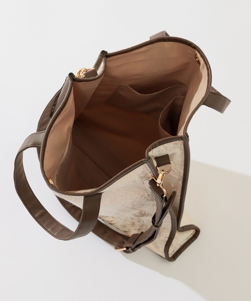 natural couture(ナチュラルクチュール)の「バイカラートートバッグ(トートバッグ・レディース・モカ/オフホワイト/アイボリー・FREE)」の10枚目の写真