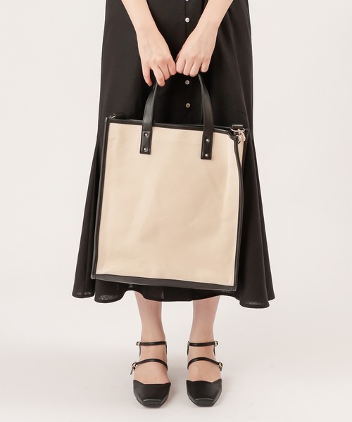 natural couture(ナチュラルクチュール)の「バイカラートートバッグ(トートバッグ・レディース・モカ/オフホワイト/アイボリー・FREE)」の14枚目の写真