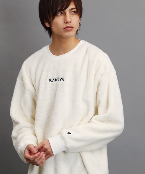 KANGOL（カンゴール）の「KANGOL / カンゴール 別注 コラボ オーバーサイズ ボア フリース クルーネック トレーナー（スウェット・メンズ・ベージュ/ブラウン/モカ/グレイッシュベージュ/オフホワイト/ブラック系その他/ホワイト系その他/ベージュ系その他/グレー系その他/ブラウン系その他/ブラック/グレー系その他2/グレー系その他3・SMALL/MEDIUM/LARGE/X-LARGE）」の2枚目の写真