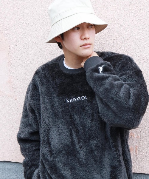KANGOL（カンゴール）の「KANGOL / カンゴール 別注 コラボ オーバーサイズ ボア フリース クルーネック トレーナー（スウェット・メンズ・ベージュ/ブラウン/モカ/グレイッシュベージュ/オフホワイト/ブラック系その他/ホワイト系その他/ベージュ系その他/グレー系その他/ブラウン系その他/ブラック/グレー系その他2/グレー系その他3・SMALL/MEDIUM/LARGE/X-LARGE）」の6枚目の写真