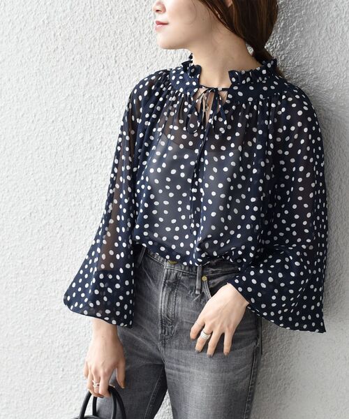 SHIPS（シップス）の「シフォンドットギャザーブラウス（シャツ/ブラウス・レディース・ベージュ/ネイビー・ONE SIZE）」の14枚目の写真