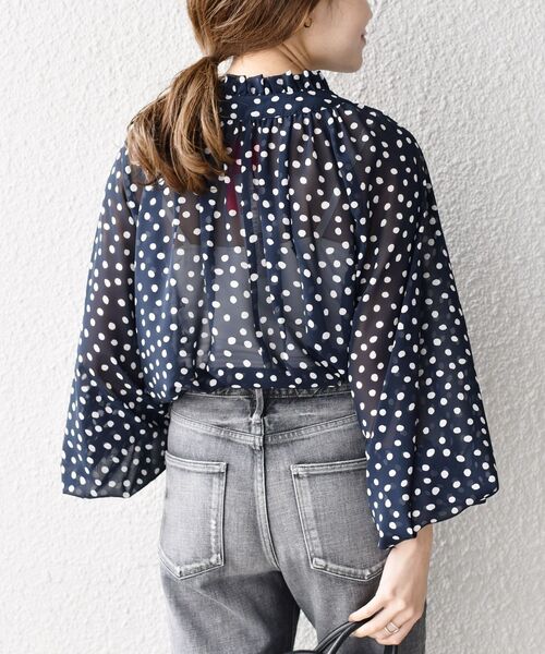 SHIPS（シップス）の「シフォンドットギャザーブラウス（シャツ/ブラウス・レディース・ベージュ/ネイビー・ONE SIZE）」の15枚目の写真