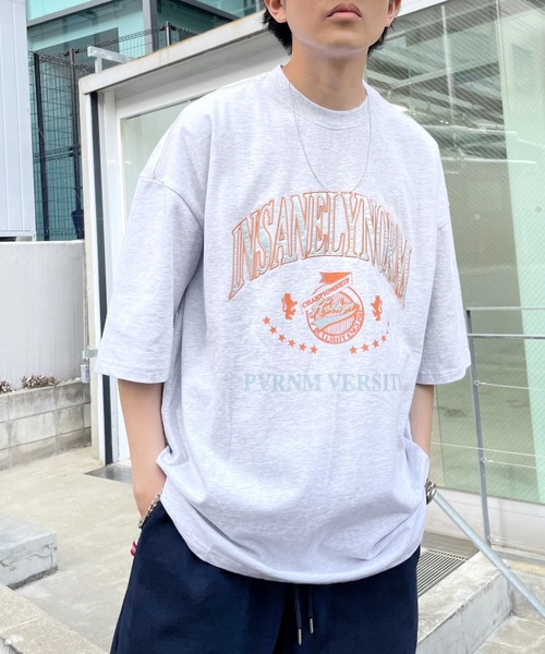 WHO'S WHO gallery(フーズフーギャラリー)の「【KOOKY'N/クーキー】刺繍viesityカレッジTEE(Tシャツ/カットソー・メンズ・ネイビー/ホワイト/ライトグレー/バーガンディー/ブラック・FREE)」の1枚目の写真