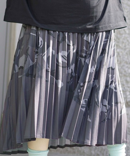 AVIREX（アヴィレックス）の「プリーツカモ カラーコンビ カモスカート/ PLEATED COLOR COMBI CAMO SKIRT（スカート・レディース・グレー系カモフラージュ/ベージュ系その他/グリーン系カモフラージュ・FREE）」の4枚目の写真
