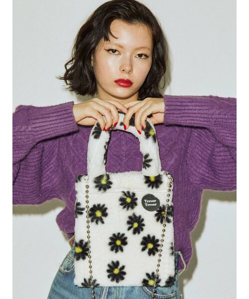 jouetie(ジュエティ)の「ボールチェーンファーBAG(ショルダーバッグ・レディース・オフホワイト/ブラック/ベージュ・FREE)」の6枚目の写真