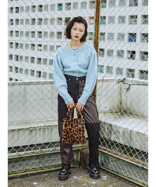 jouetie(ジュエティ)の「ボールチェーンファーBAG(ショルダーバッグ・レディース・オフホワイト/ブラック/ベージュ・FREE)」の15枚目の写真