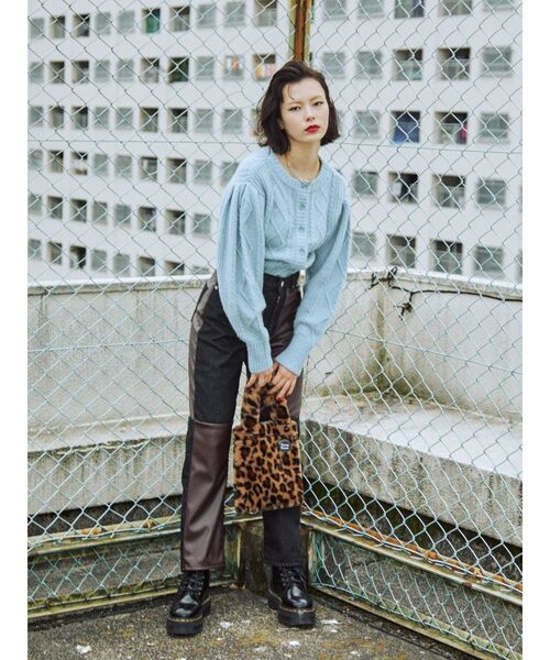 jouetie(ジュエティ)の「ボールチェーンファーBAG(ショルダーバッグ・レディース・オフホワイト/ブラック/ベージュ・FREE)」の16枚目の写真