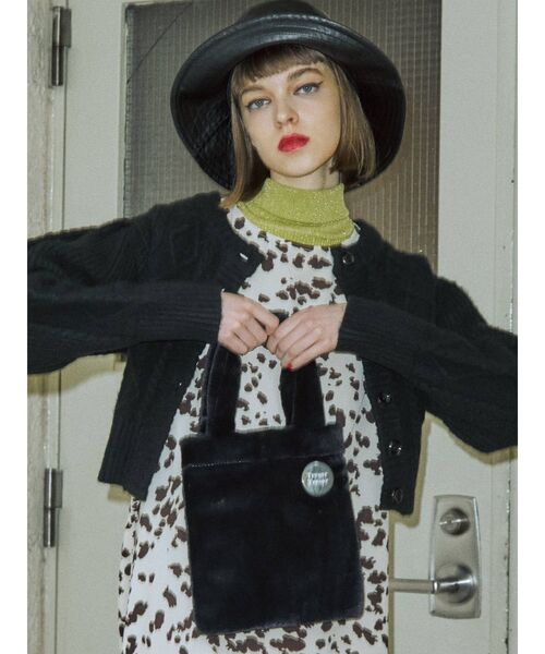 jouetie(ジュエティ)の「ボールチェーンファーBAG(ショルダーバッグ・レディース・オフホワイト/ブラック/ベージュ・FREE)」の17枚目の写真