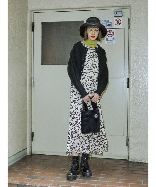 jouetie(ジュエティ)の「ボールチェーンファーBAG(ショルダーバッグ・レディース・オフホワイト/ブラック/ベージュ・FREE)」の19枚目の写真