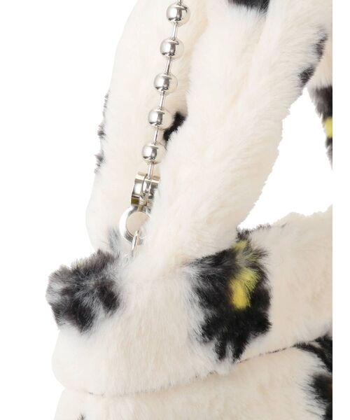 jouetie(ジュエティ)の「ボールチェーンファーBAG(ショルダーバッグ・レディース・オフホワイト/ブラック/ベージュ・FREE)」の22枚目の写真