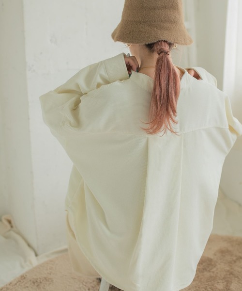 ITEMS URBANRESEARCH（アイテムズ アーバンリサーチ）の「コーデュロイビッグシャツ（シャツ/ブラウス・レディース・ライトカーキ/チャコールグレー/ブラウン/アイボリー/ベージュ・FREE）」の18枚目の写真