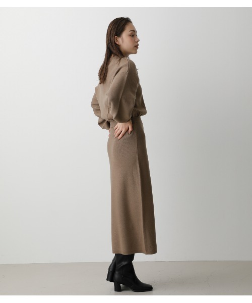 AZUL by moussy（アズールバイマウジー）の「BOTTLE NECK BLOUSING OP/ボトルネックブラウジングワンピ（ワンピース・レディース・ブラック/ダークグリーン/ライトブラウン・SMALL/MEDIUM）」の9枚目の写真