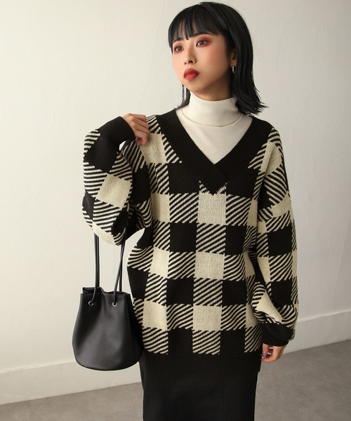 Chillfar（チルファー）の「ジャガード深Vロングニット（ニット/セーター・レディース・ブラック系/ブラック系1/ベージュ系/ベージュ系1・MEDIUM/LARGE）」の2枚目の写真