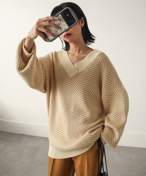 Chillfar（チルファー）の「ジャガード深Vロングニット（ニット/セーター・レディース・ブラック系/ブラック系1/ベージュ系/ベージュ系1・MEDIUM/LARGE）」の3枚目の写真