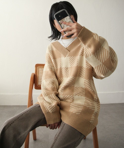 Chillfar（チルファー）の「ジャガード深Vロングニット（ニット/セーター・レディース・ブラック系/ブラック系1/ベージュ系/ベージュ系1・MEDIUM/LARGE）」の4枚目の写真