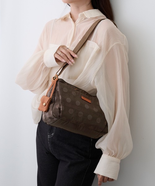 toleur(トーラ)の「【toleur】ナイロンドット×カウレザーショルダーバッグ 11776(ショルダーバッグ・レディース・ライトグレー/ブラック/ベージュ/オリーブ/カーキ/オレンジ/グレイッシュベージュ/キャメル/パープル/マスタード/アイボリー/ライトグリーン/ダークブラウン・FREE)」の4枚目の写真