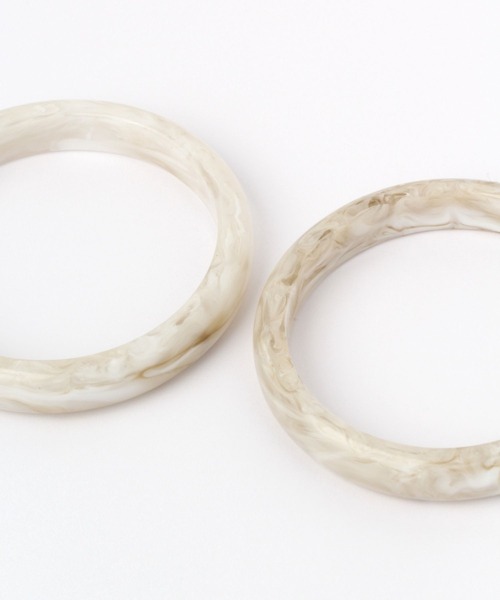 LAKOLE(ラコレ)の「カラー樹脂スリムバングル / 276440(バングル/リストバンド・レディース・オフホワイト/ベージュ・FREE)」の3枚目の写真