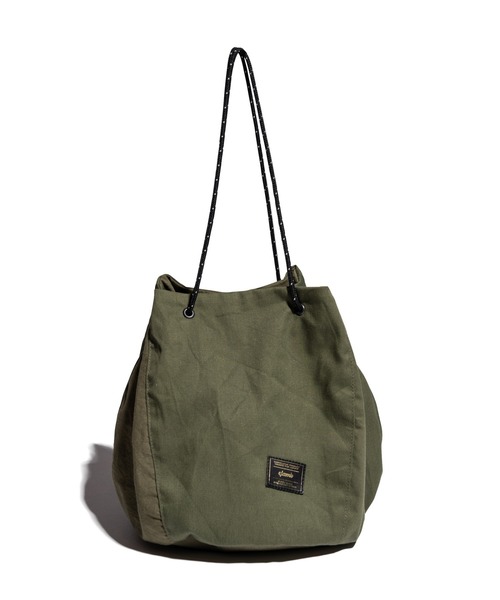 glamb(グラム)の「Military Drawstring Bag / ミリタリードローストリングバッグ(ショルダーバッグ・メンズ・カーキ・FREE)」の2枚目の写真