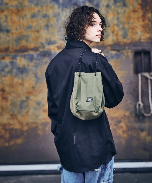 glamb(グラム)の「Military Drawstring Bag / ミリタリードローストリングバッグ(ショルダーバッグ・メンズ・カーキ・FREE)」の10枚目の写真