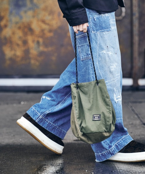 glamb(グラム)の「Military Drawstring Bag / ミリタリードローストリングバッグ(ショルダーバッグ・メンズ・カーキ・FREE)」の11枚目の写真