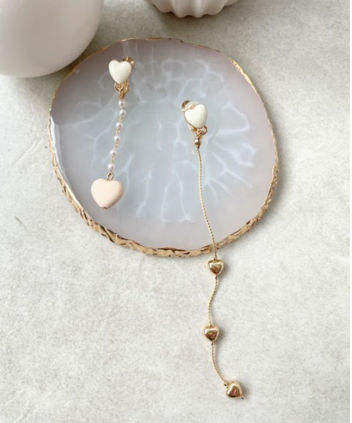 Three Four Time（ｽﾘｰﾌｫｰﾀｲﾑ）の「ハートアシメイヤリング（イヤリング・レディース・ブラック/アイボリー/レッド・FREE）」の4枚目の写真