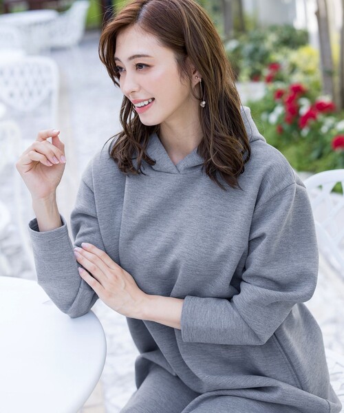 Tiaclasse(ティアクラッセ)の「ソフトボンディングパーカーチュニック(Tシャツ/カットソー・レディース・グレイッシュベージュ/チャコールグレー/ブルー/グレー/モカ・L/M)」の9枚目の写真