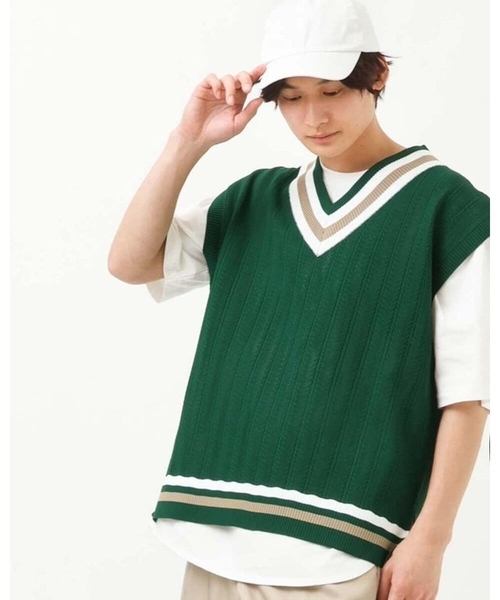 a.v.v(アーヴェヴェ)の「【2SET 】レイヤードカットソー付きチルデンニット(ベスト・メンズ・アイボリー/ミント/グリーン・46/48)」の1枚目の写真