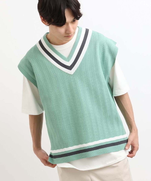 a.v.v(アーヴェヴェ)の「【2SET 】レイヤードカットソー付きチルデンニット(ベスト・メンズ・アイボリー/ミント/グリーン・46/48)」の3枚目の写真