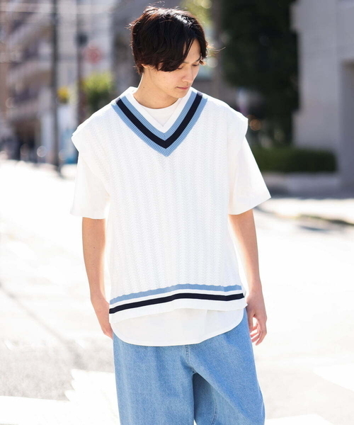 a.v.v(アーヴェヴェ)の「【2SET 】レイヤードカットソー付きチルデンニット(ベスト・メンズ・アイボリー/ミント/グリーン・46/48)」の15枚目の写真