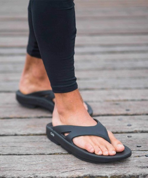 OOFOS（ウーフォス）の「OOFOS/ウーフォス OOriginal リカバリーサンダル　WOMENS ウィメンズ（サンダル・レディース・ブラック/タン/その他18・25.0/23.0/24.0）」の2枚目の写真