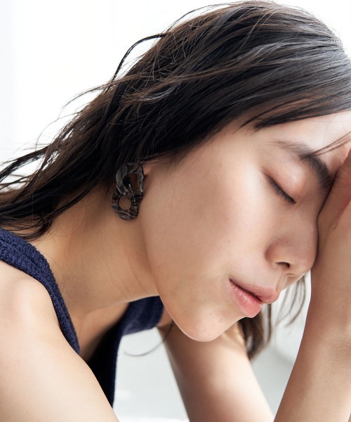 marjour（マージュール）の「CLEAR MARBLE PIERCE（ピアス（両耳用）・レディース・ブラウン/グレー・FREE）」の4枚目の写真