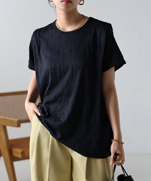 amini(アミニ)の「【2023 S/S 新作】ウェーブ柄5分袖肩タックトップス(Tシャツ/カットソー・レディース・ホワイト/ブラック・MEDIUM)」の2枚目の写真