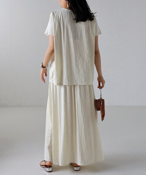 amini(アミニ)の「【2023 S/S 新作】ウェーブ柄5分袖肩タックトップス(Tシャツ/カットソー・レディース・ホワイト/ブラック・MEDIUM)」の3枚目の写真