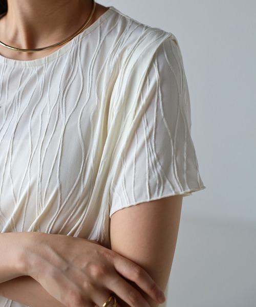 amini(アミニ)の「【2023 S/S 新作】ウェーブ柄5分袖肩タックトップス(Tシャツ/カットソー・レディース・ホワイト/ブラック・MEDIUM)」の5枚目の写真