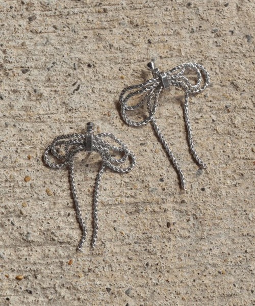 GOLDY（ゴールディ）の「【GOLDY】レイヤード チェーン リボン イヤリング / 2231111※（イヤリング・レディース・ブラック/ゴールド/シルバー・FREE）」の2枚目の写真