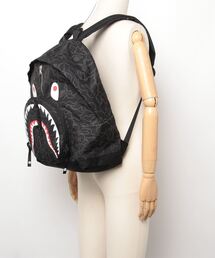 A BATHING APE（アベイシングエイプ）の「NEON CAMO SHARK DAY PACK