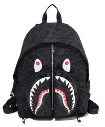 A BATHING APE（アベイシングエイプ）の「NEON CAMO SHARK DAY PACK