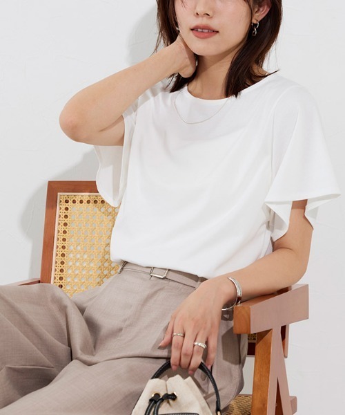 Pierrot(ピエロ)の「ひんやりシルキーフレアスリーブカットソー(Tシャツ/カットソー・レディース・ライトベージュ/ブラック/オフホワイト/ネイビー・M/L)」の6枚目の写真