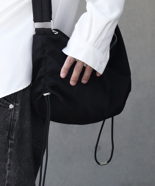 welise（ウェライズ）の「【welise/ウェライズ】HQヘビーナイロン ダブルギャザーストリングショルダーバッグ（ショルダーバッグ・メンズ・ブラック/チャコールグレー・FREE）」の3枚目の写真