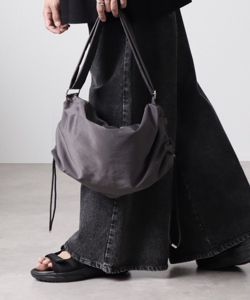welise（ウェライズ）の「【welise/ウェライズ】HQヘビーナイロン ダブルギャザーストリングショルダーバッグ（ショルダーバッグ・メンズ・ブラック/チャコールグレー・FREE）」の12枚目の写真