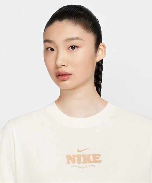 NIKE（ナイキ）の「ナイキ スポーツウェア エッセンシャル ウィメンズ Tシャツ / Nike Sportswear Essential Women's T-Shirt＜XS-2XL 展開＞（Tシャツ/カットソー・レディース・パープル系その他/クリーム・L/M/S/XS/XL/2XL）」の8枚目の写真