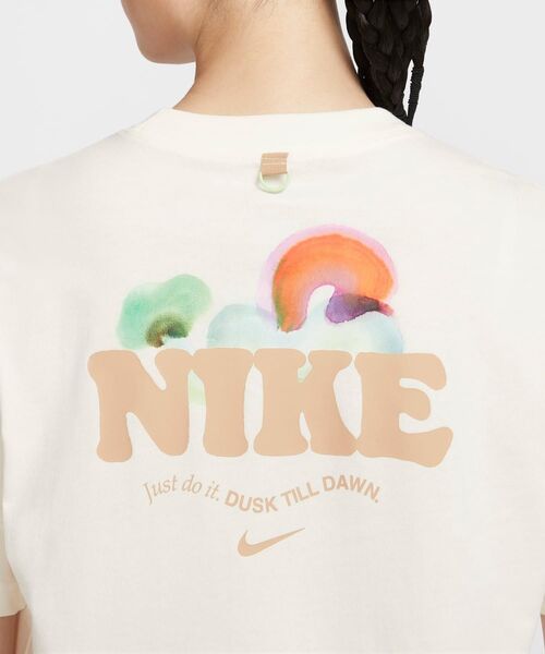 NIKE（ナイキ）の「ナイキ スポーツウェア エッセンシャル ウィメンズ Tシャツ / Nike Sportswear Essential Women's T-Shirt＜XS-2XL 展開＞（Tシャツ/カットソー・レディース・パープル系その他/クリーム・L/M/S/XS/XL/2XL）」の9枚目の写真