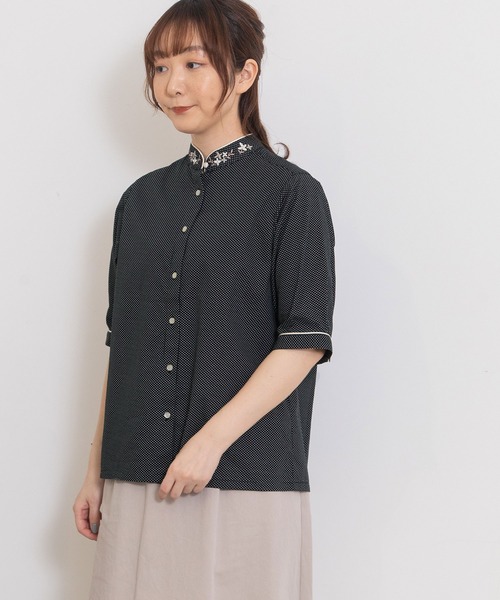 POU DOU DOU（プードゥドゥ）の「＜WEB限定＞スタンドカラーフラワー刺繍5分袖ブラウス（シャツ/ブラウス・レディース・オフホワイト/ブラック・3）」の4枚目の写真