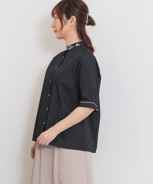 POU DOU DOU（プードゥドゥ）の「＜WEB限定＞スタンドカラーフラワー刺繍5分袖ブラウス（シャツ/ブラウス・レディース・オフホワイト/ブラック・3）」の5枚目の写真