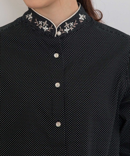 POU DOU DOU（プードゥドゥ）の「＜WEB限定＞スタンドカラーフラワー刺繍5分袖ブラウス（シャツ/ブラウス・レディース・オフホワイト/ブラック・3）」の9枚目の写真