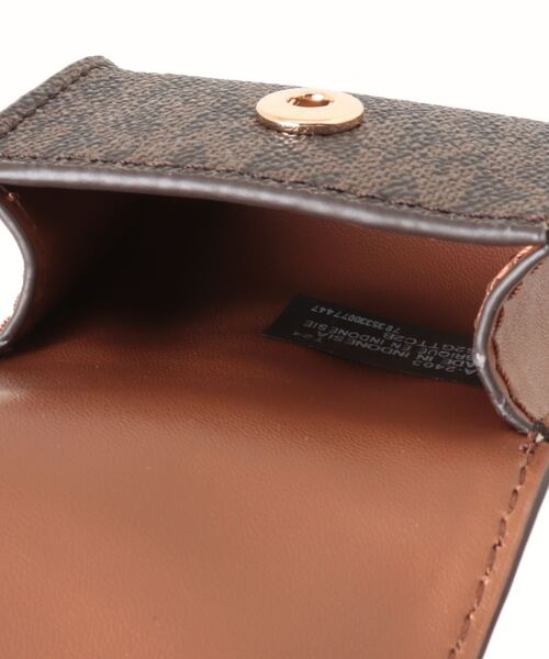 MICHAEL KORS(マイケルコース)の「JET SET ITEM クロスボディ ウィズ テックアタッチ ミディアム - MKシグネチャー(ショルダーバッグ・レディース・ブラウン・FREE)」の5枚目の写真